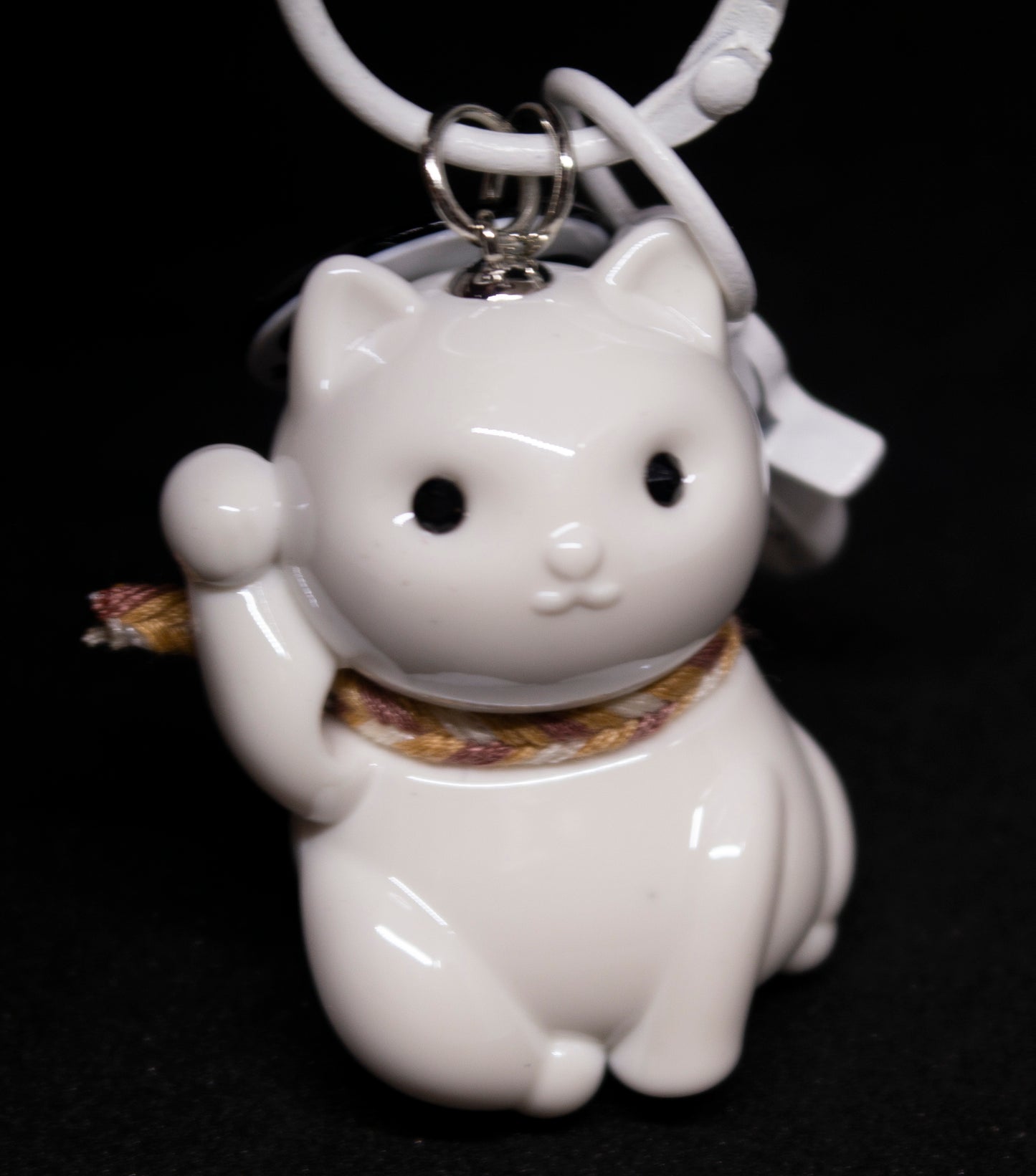 Lucky Cat White Keyring